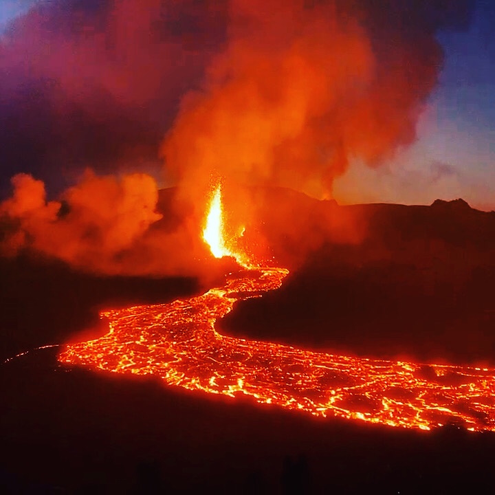 Remarkable pictures from the Iceland volcano&nbsp;tonight