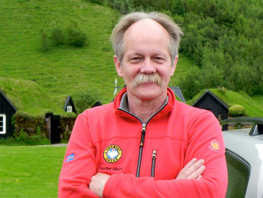 The man who walked up a volcano with 800 people on his&nbsp;back