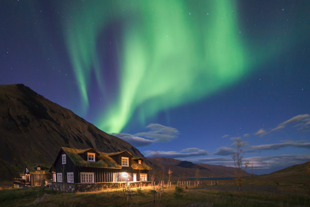Remote Iceland lodge offers Northern Lights recording studio